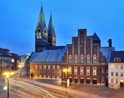 Glocke Außenansicht mit Dom bei Nacht Fotocredit Mark Bollhorst