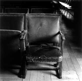 Detailaufnahme der Bestuhlung der Glocke aus dem Jahr 1928 Im Parkett wurden diese Stühle in den 50er Jahren gegen neue mit Kunstoffbezug ausgetauscht, im Balkon ist diese Bestuhlung bis 1996 in Gebrauch gewesen. Heute sind diese historischen Stühle begehrte Objekte auf Flohmärkten und bei Antiquitätenhändlern.