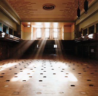 Der Große Saal mit Blick in Richtung Mittelbalkon Durch die runden Öffnungen im Fußboden wird der Saal mit frischer Luft versorgt.
