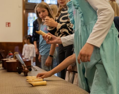 Instrumente liegen auf einer Polsterbank und werden von Kindern angeschaut Fotocredit himmelrenner