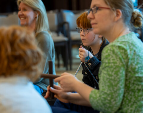 Kinder probieren Instrumente aus, Fotocredit Patric Leo